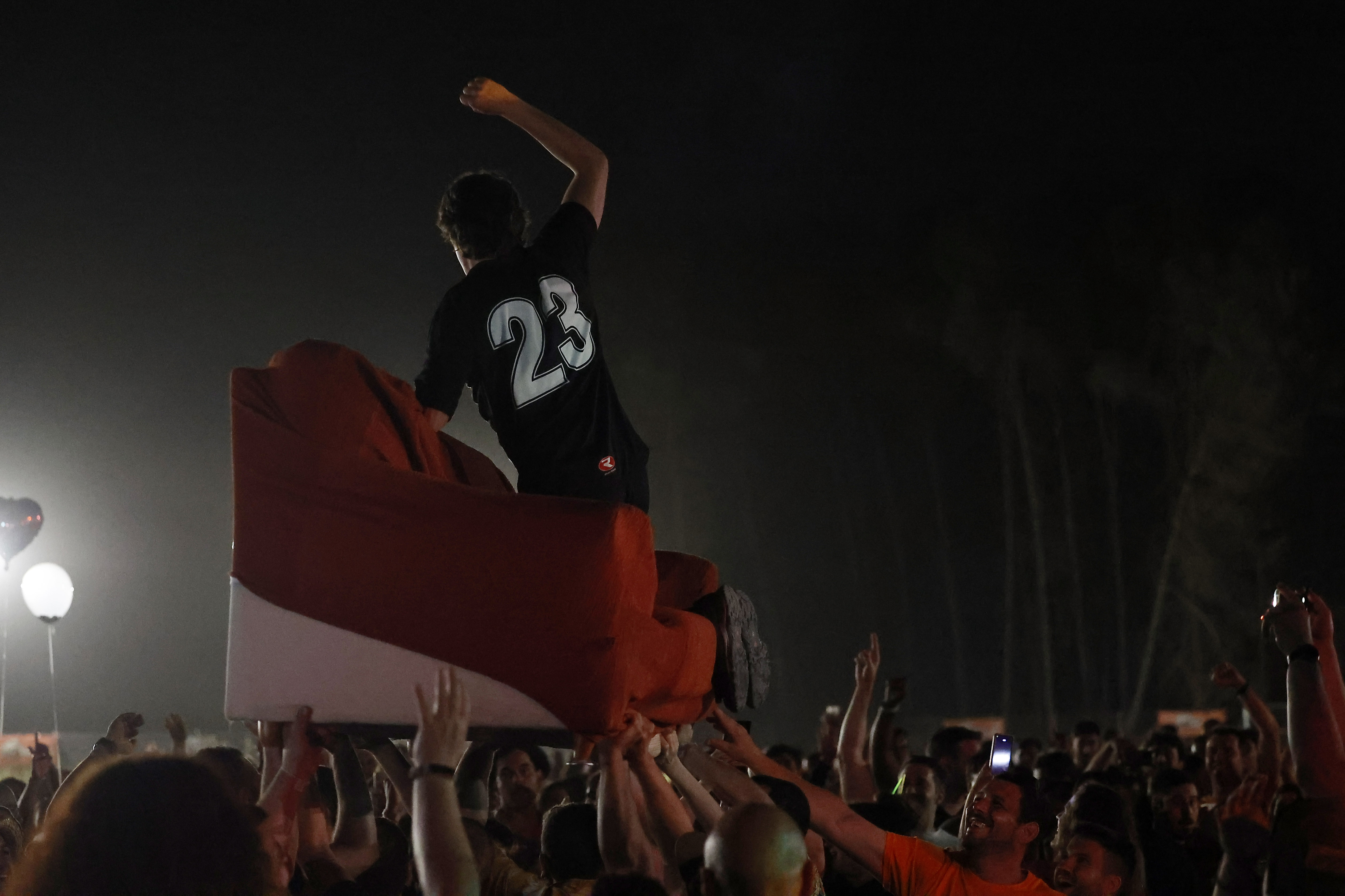 Sofá rojo crowd surfing