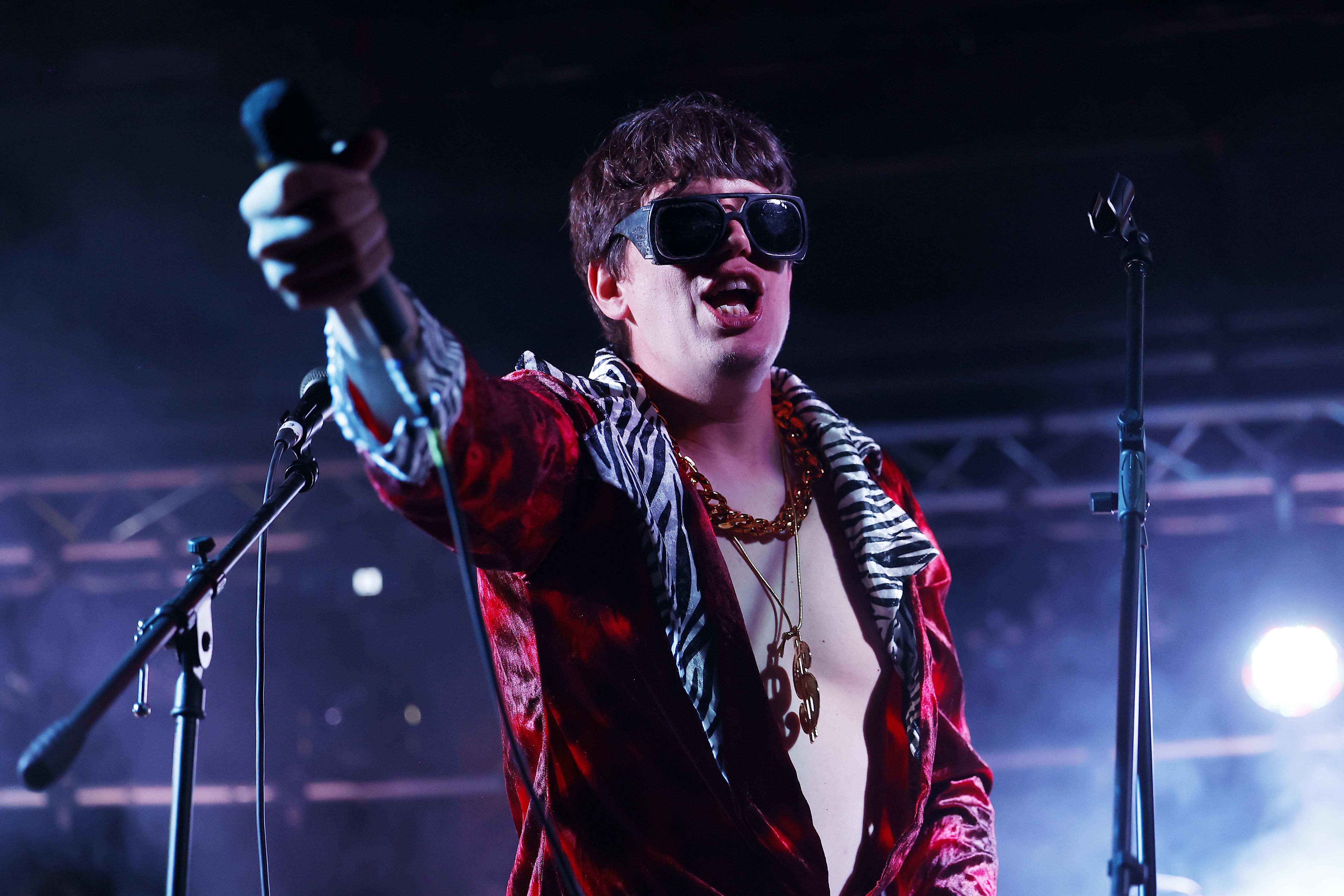 Frontman con gafas