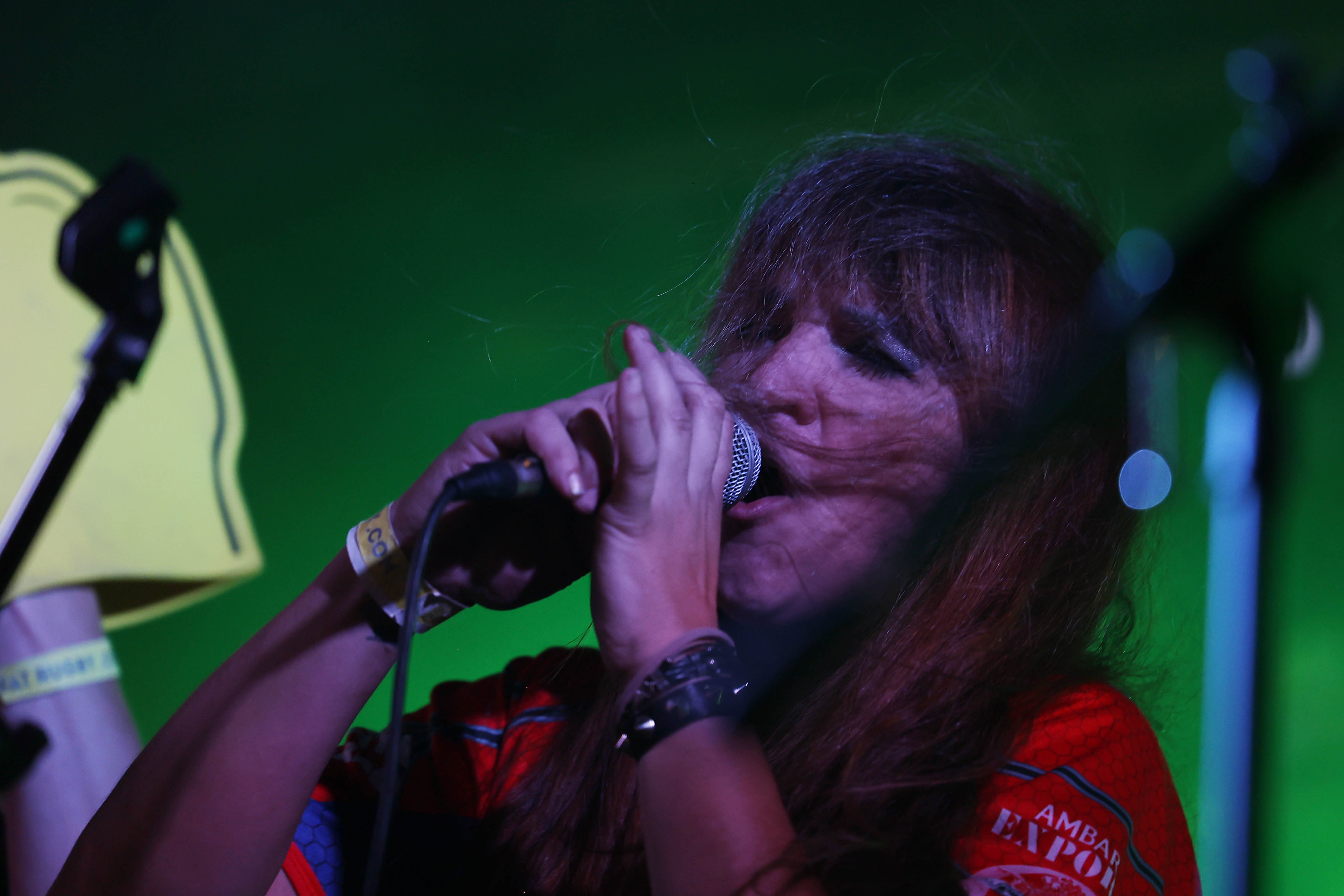 Vocalista con flequillo