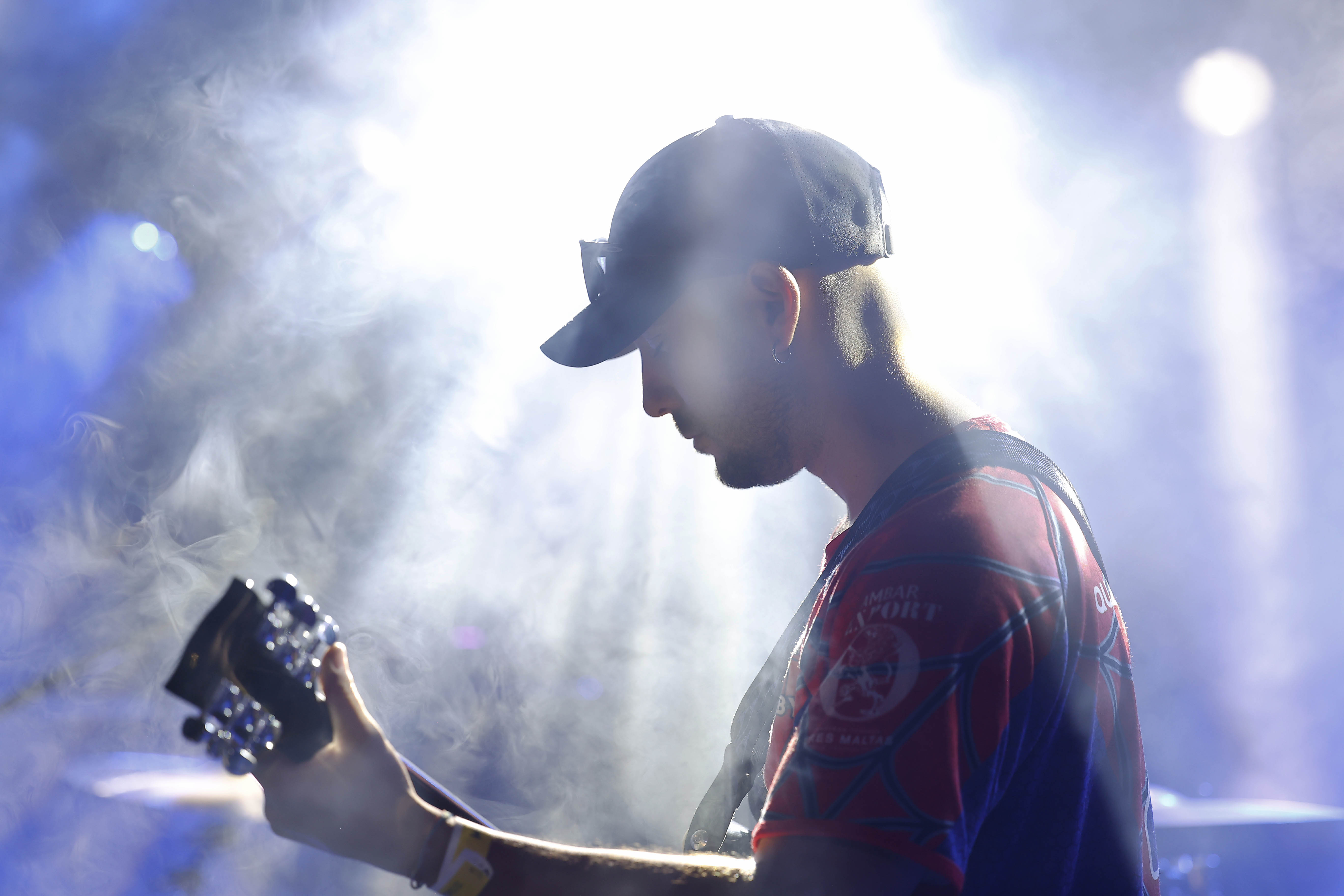 Guitarrista bajo humo