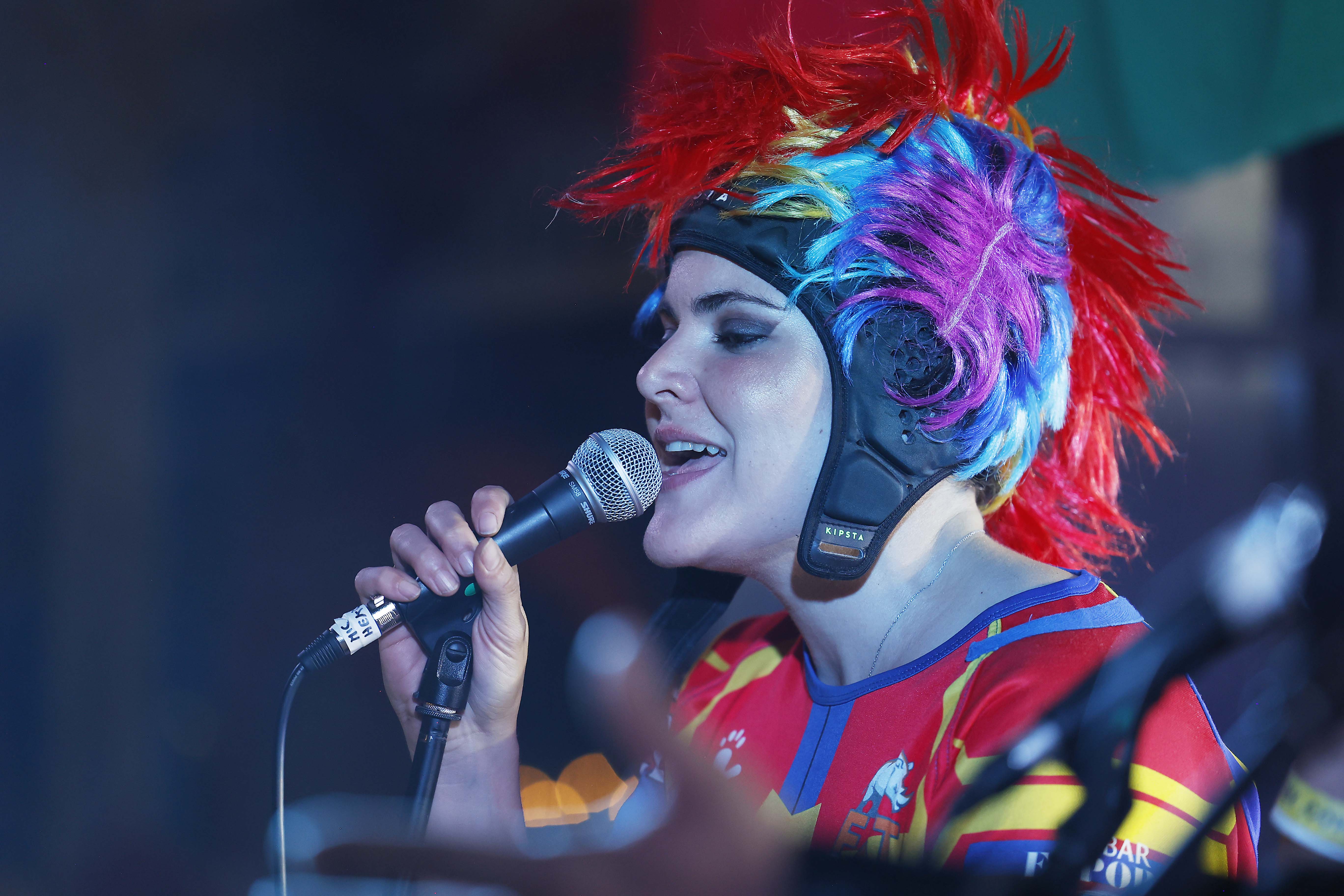 Vocalista con casco