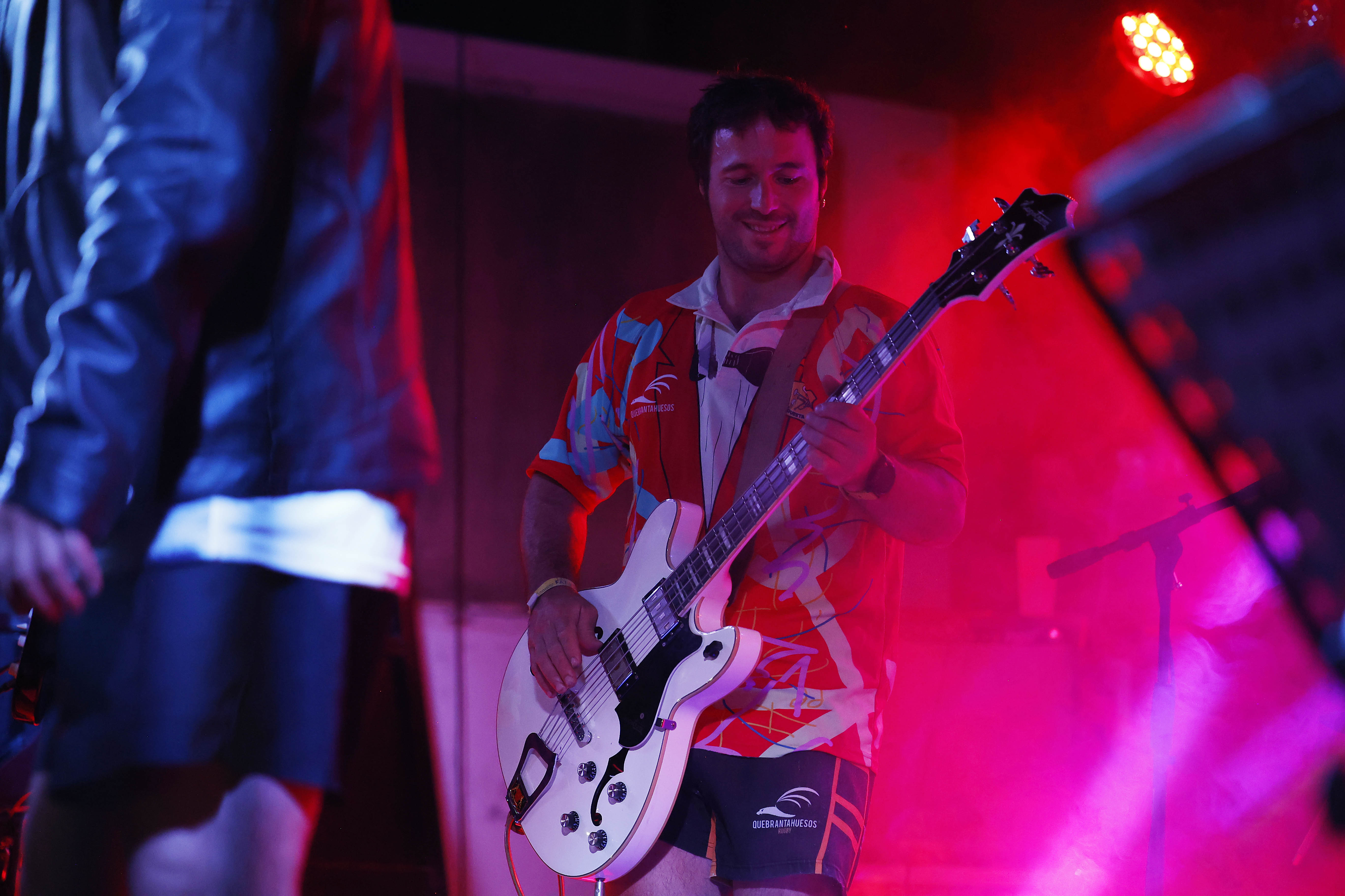 Guitarrista sonriendo