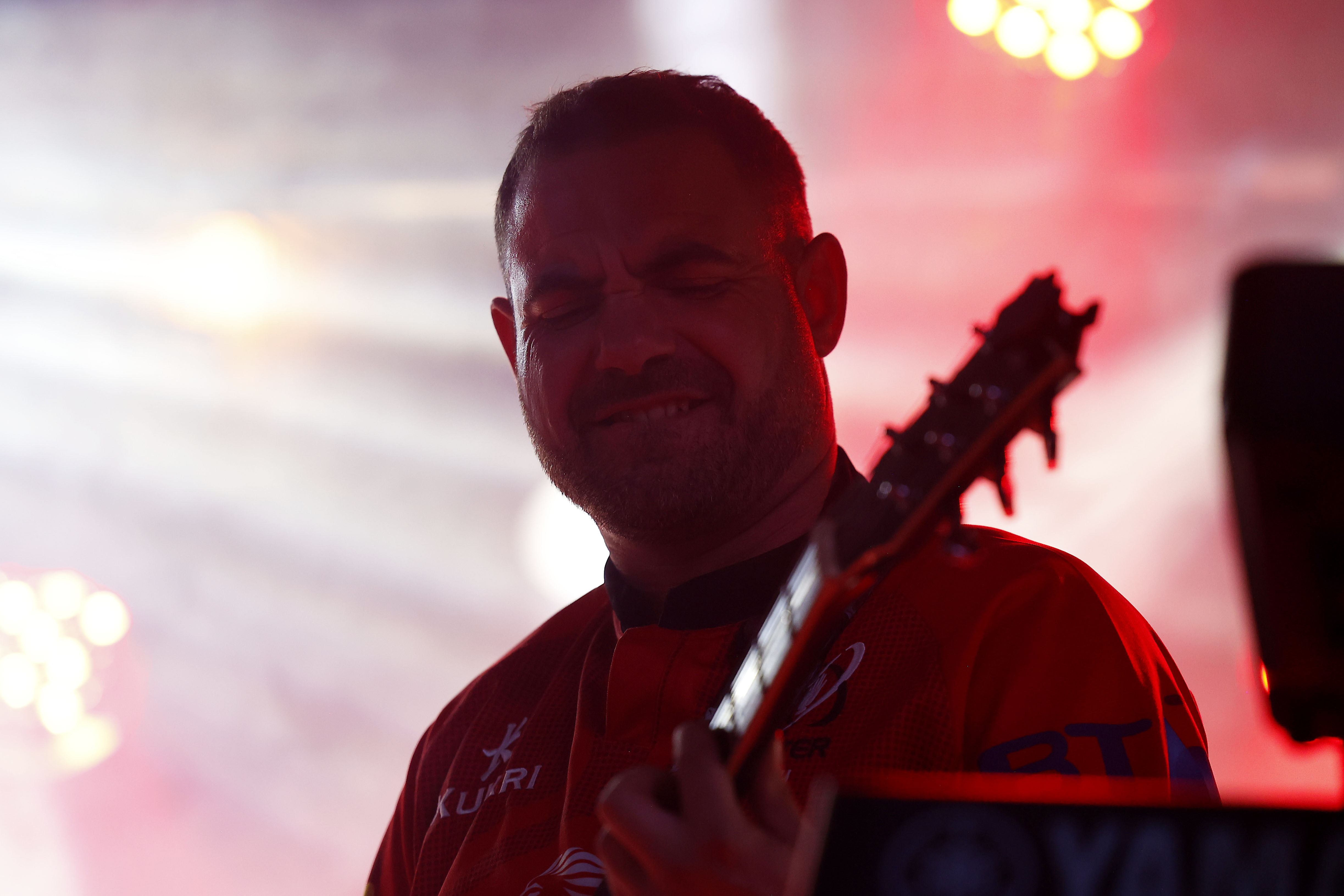 Guitarrista en rojo
