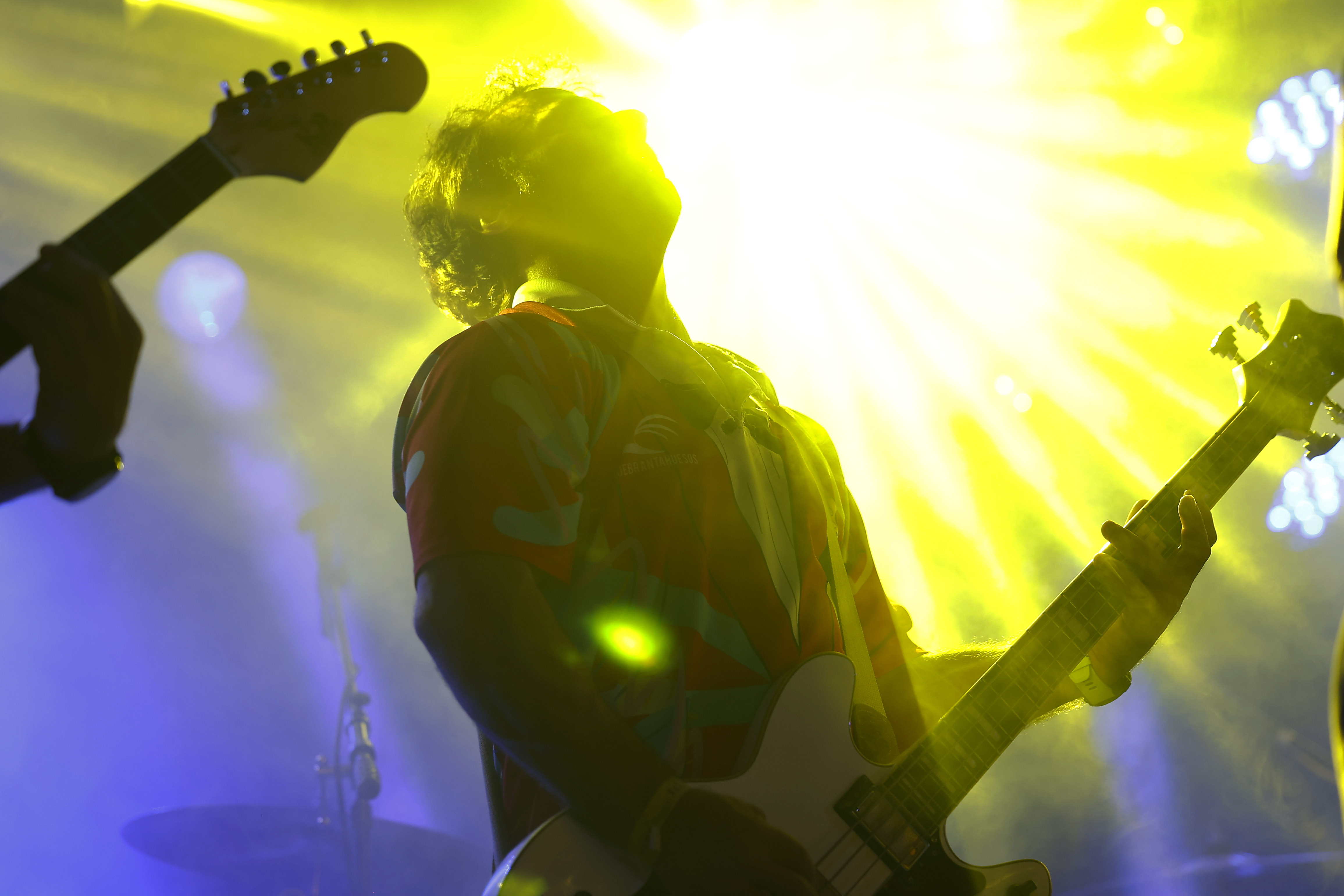 Guitarra contra luz amarilla