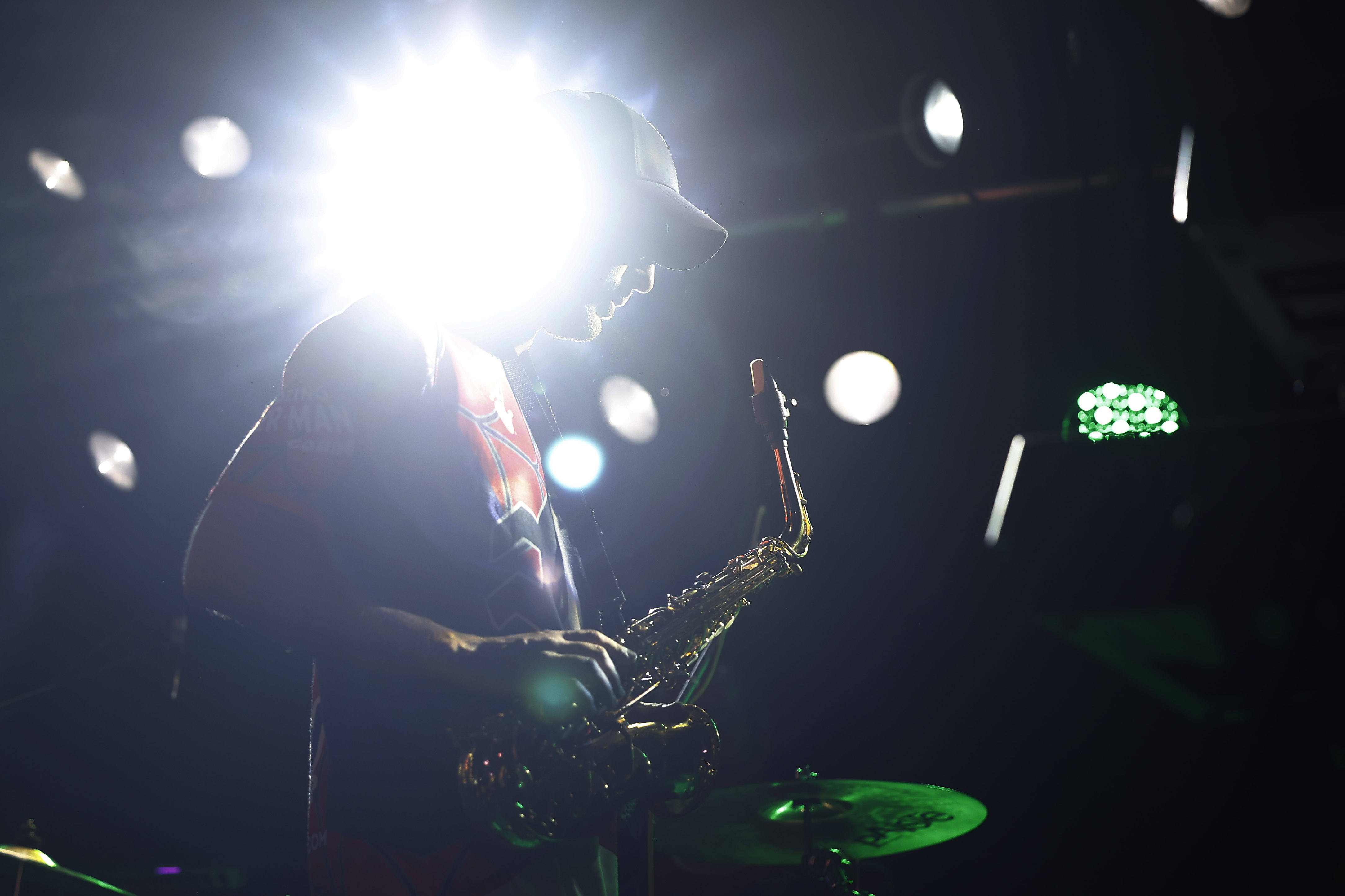 Saxofón en contraluz