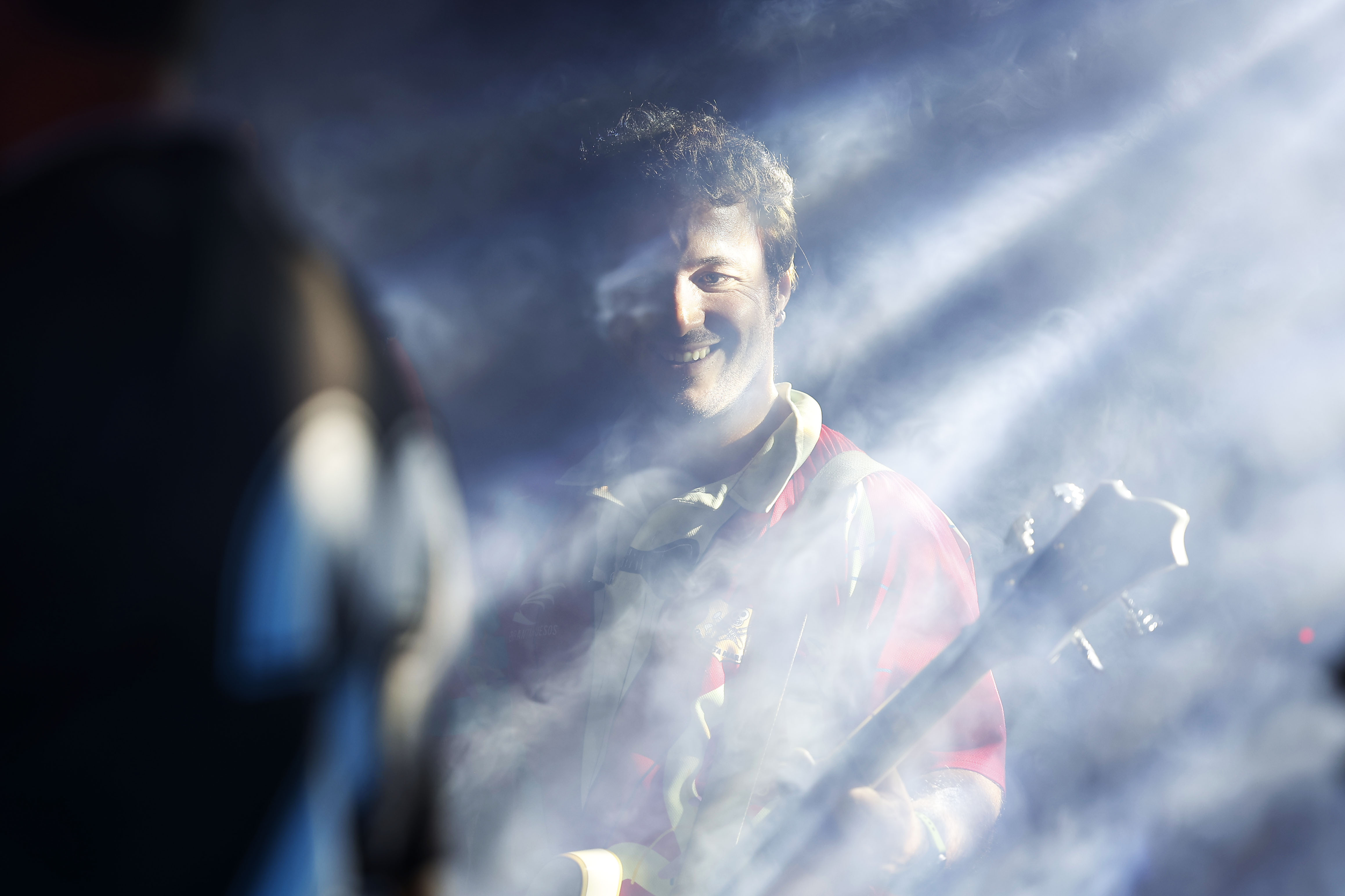 Guitarra entre humo